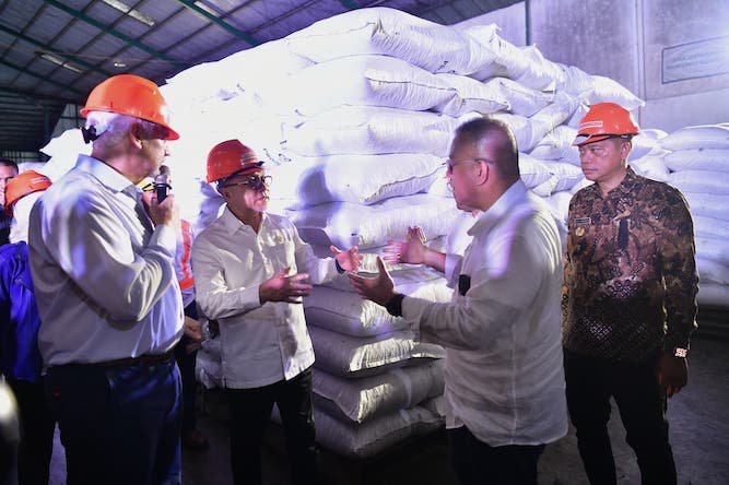 Penjabat Gubernur Sulsel Prof Fadjry Djufry mendampingi Menko Bidang Pangan RI Zulkifli Hasan