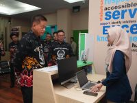 Pj Gubernur Sulsel, Prof Fadjry Djufry saat berkunung ke kantor PTSP Pemprov Sulsel.