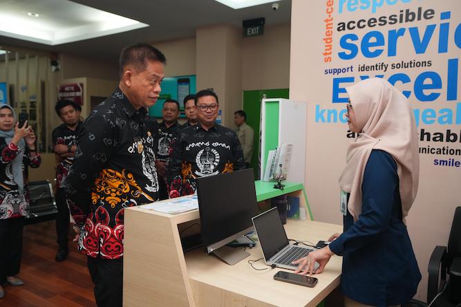Pj Gubernur Sulsel, Prof Fadjry Djufry saat berkunung ke kantor PTSP Pemprov Sulsel.