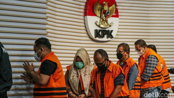 KPK usai operasi tangkap tangan di Ogan Komering Ulu.